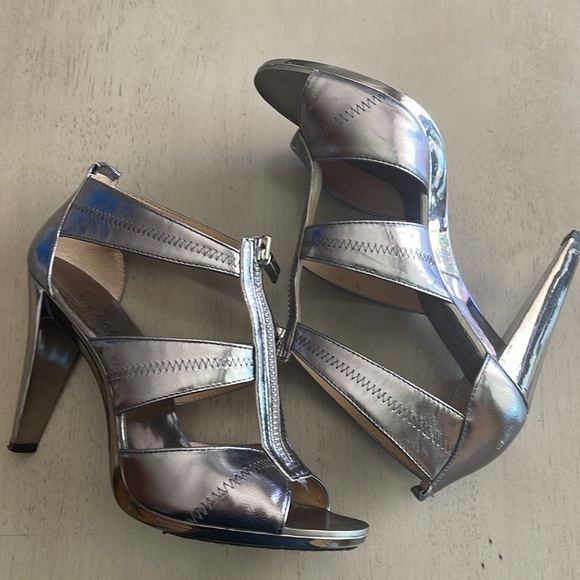 Michael Kors Berkeley T-Strap Non Glitter Silver Heels - Picture 3 of 10